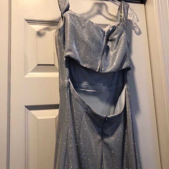 Gown - Picture 4 of 8